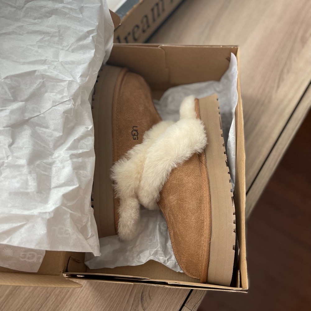 *NEW NEVER WORN* UGG disquette platform slippers, tan size 8 womens
